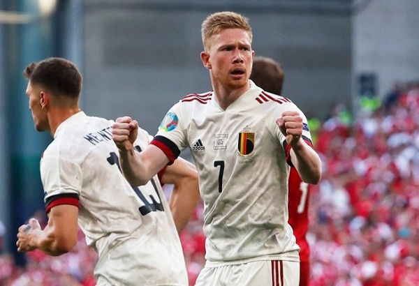 Gelandang Belgia Kevin De Bruyne merayakan gol pertama timnya yang memanfaatkan assist dia dalam laga