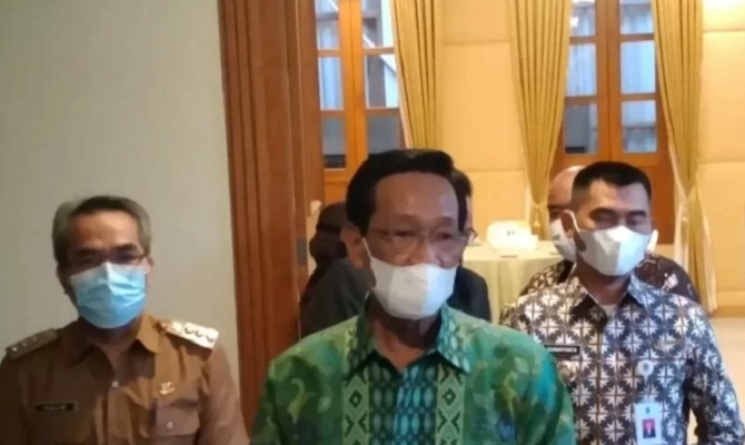 Gubernur Daerah Istimewa Yogyakarta Sri Sultan Hamengko Buwono X di Kepatihan, Yogyakarta,