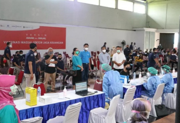 OJK menggelar vaksinasi COVID-19 secara massal untuk ratusan pegawai jasa keuangan dan UMKM di Daerah Istimewa Yogyakarta