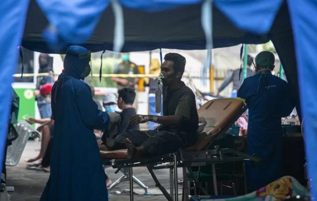 Pasien menjalani perawatan di tenda yang difungsikan sebagai ruang Instalasi Gawat Darurat (IGD) di RSUP Sardjito, Sleman, DI Yogyakarta,