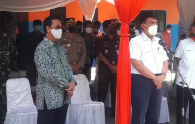 Menteri Koordinator Bidang Kemaritiman dan Investasi Luhut Binsar Pandjaitan meninjau selter isolasi di Rusunawa Bener, Tegalrejo, Kota Yogyakarta,