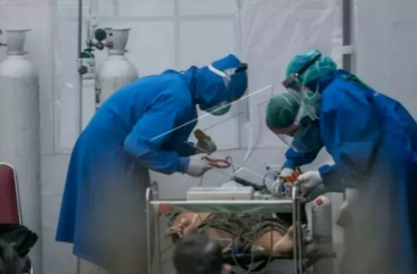 Petugas medis melakukan perawatan pasien di tenda barak yang dijadikan ruang Instalasi Gawat Darurat