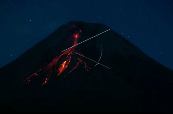 Gunung Merapi mengeluarkan lava pijar terlihat dari Turi, Sleman, DI Yogyakarta,