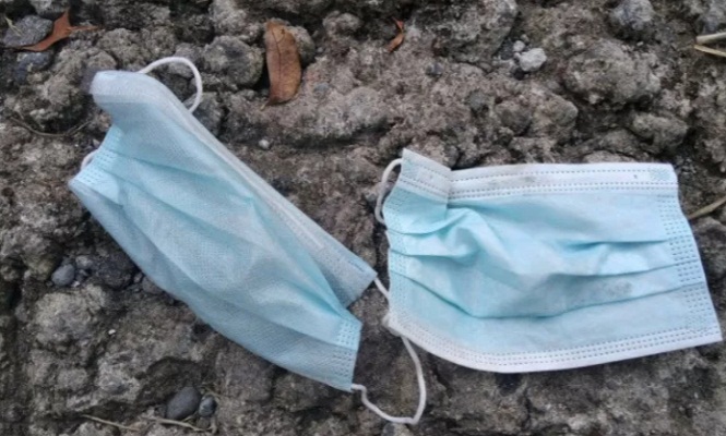 Masker bekas yang dibuang di jalan. Masyarakat di Kabupaten Kudus, Jawa Tengah