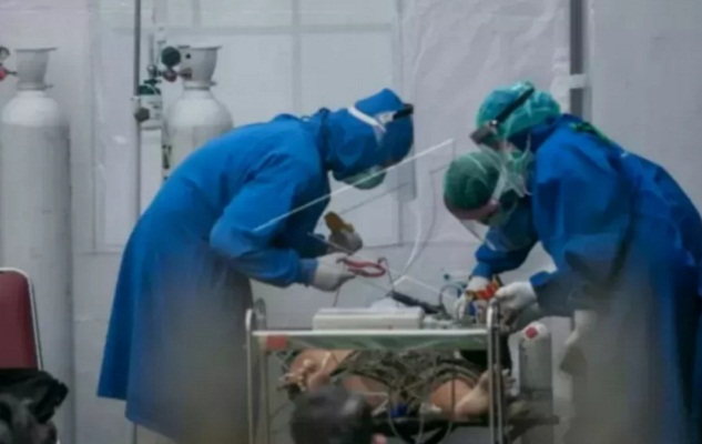 Petugas medis melakukan perawatan pasien di tenda barak yang dijadikan ruang Instalasi Gawat Darurat Rumah Sakit Umum Pusat Dr Sardjito, Sleman, DI Yogyakarta